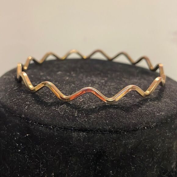 7.5” gold tone cutout repeating wave/heartbeat /zig zag bangle bracelet - Picture 1 of 9